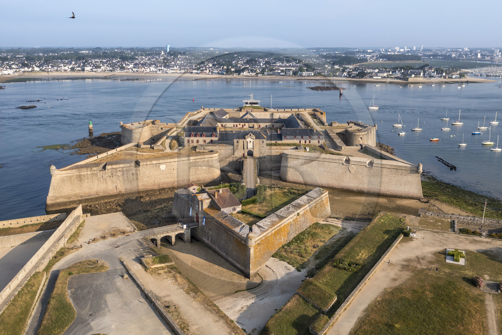 France, Morbihan (56), Port-Louis, la citadelle de Port-Louis remaniée par Vauban à l'entrée de la rade de Lorient, musée de la Compagnie des Indes, Larmor-Plage en arrière plan (vue aérienne)