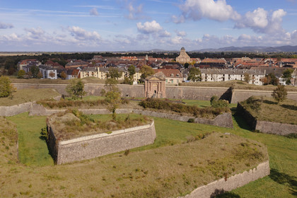 France, Haut-Rhin (68), Neuf-Brisach, ville fortifiée par Vauban, classée Patrimoine Mondial de l'UNESCO, la Porte de Belfort au sud-ouest et la Forêt Noire en arrière plan (vue aérienne)
