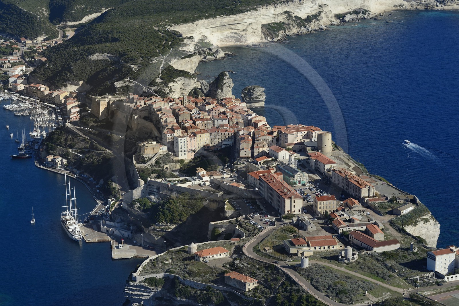 France, Corse-du-Sud (2A), Bonifacio, les falaises calcaires, la citadelle et la vieille ville (vue aérienne)