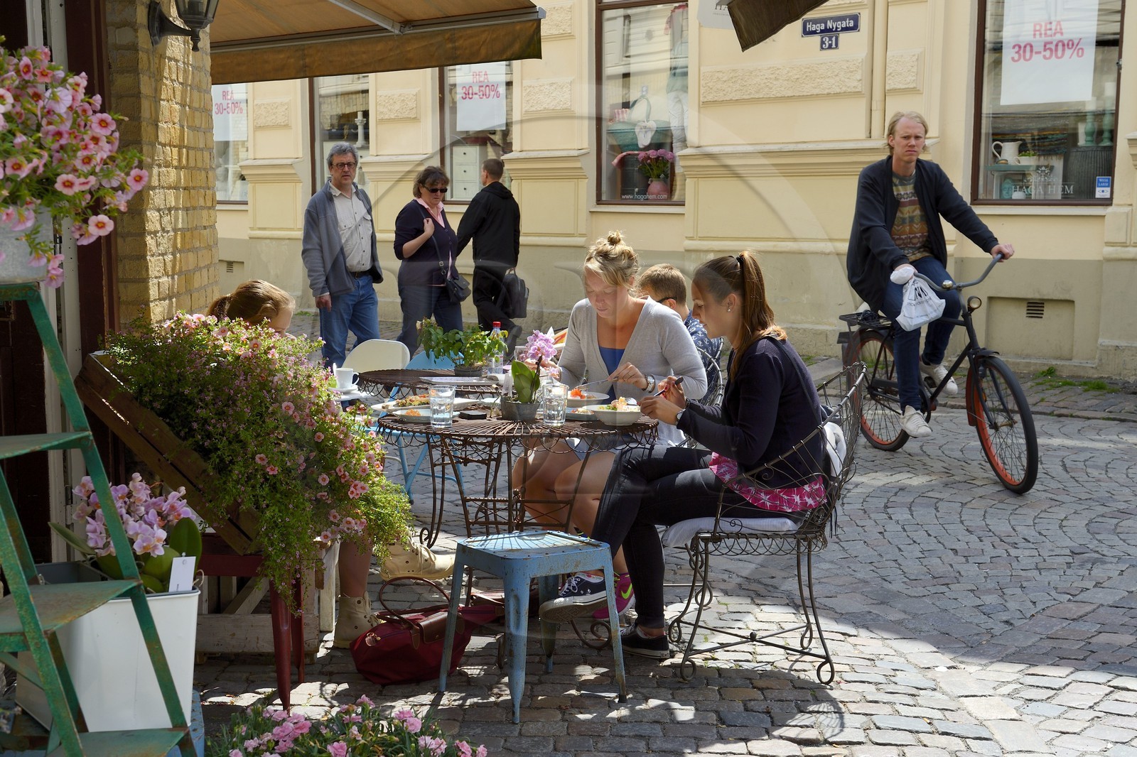 Suède, Västra Götaland, Göteborg (Gothenburg), quartier de Haga, terrasse du Petit Café dans la rue Haga Nygata