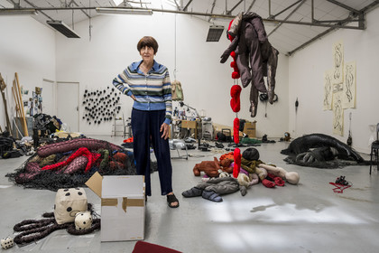 France, Hauts-de-Seine (92), Malakoff, l'artiste Annette Messager dans son atelier