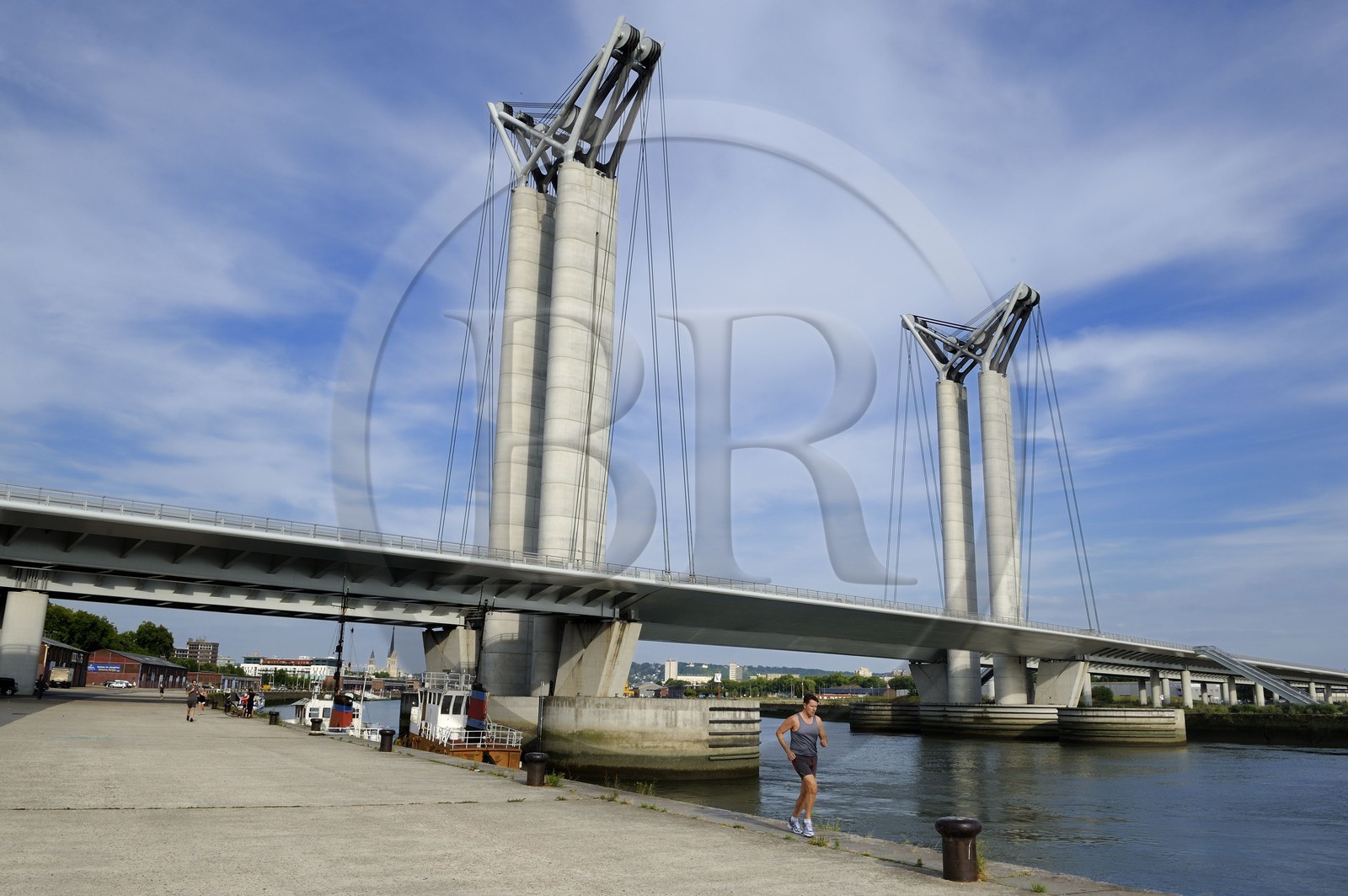 France, Seine-Maritime (76), Rouen, le pont levant Gustave Flaubert sur la Seine et le port