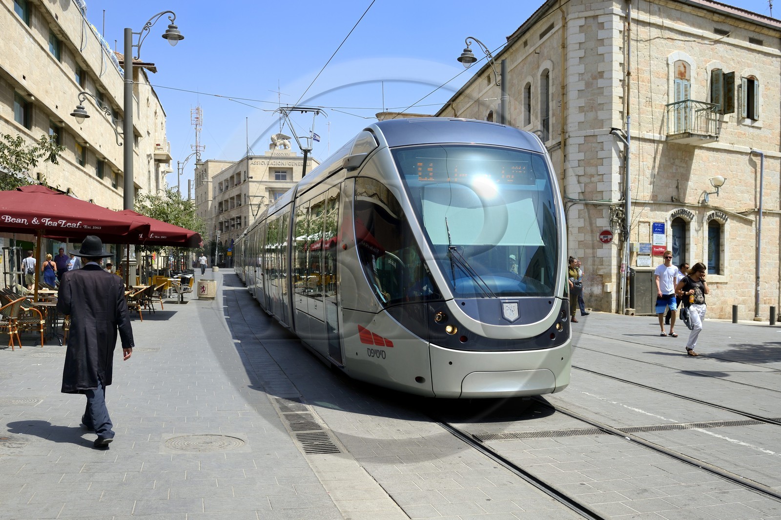 Israel, Jérusalem, le tramway sur Jaffa Road, il dessert la ville de Jérusalem et une partie de la Cisjordanie, la ligne s'étend sur 13,9 kilomètres pour 23 stations et fut mise en service le 19 aout 2011