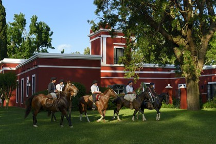 Argentine, province de Buenos Aires, San Antonio de Areco, groupe de gauchos à cheval devant l'estancia La Bamba de Areco