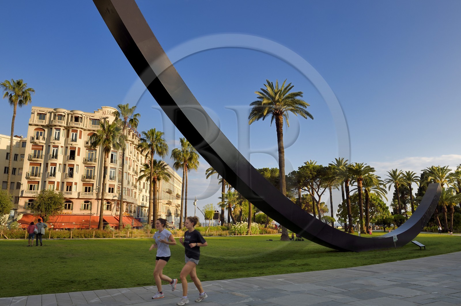 France, Alpes-Maritimes (06), Nice, la Promenade du Paillon, l'Arc 115°5 de Bernar Venet dans le jardin Albert 1er