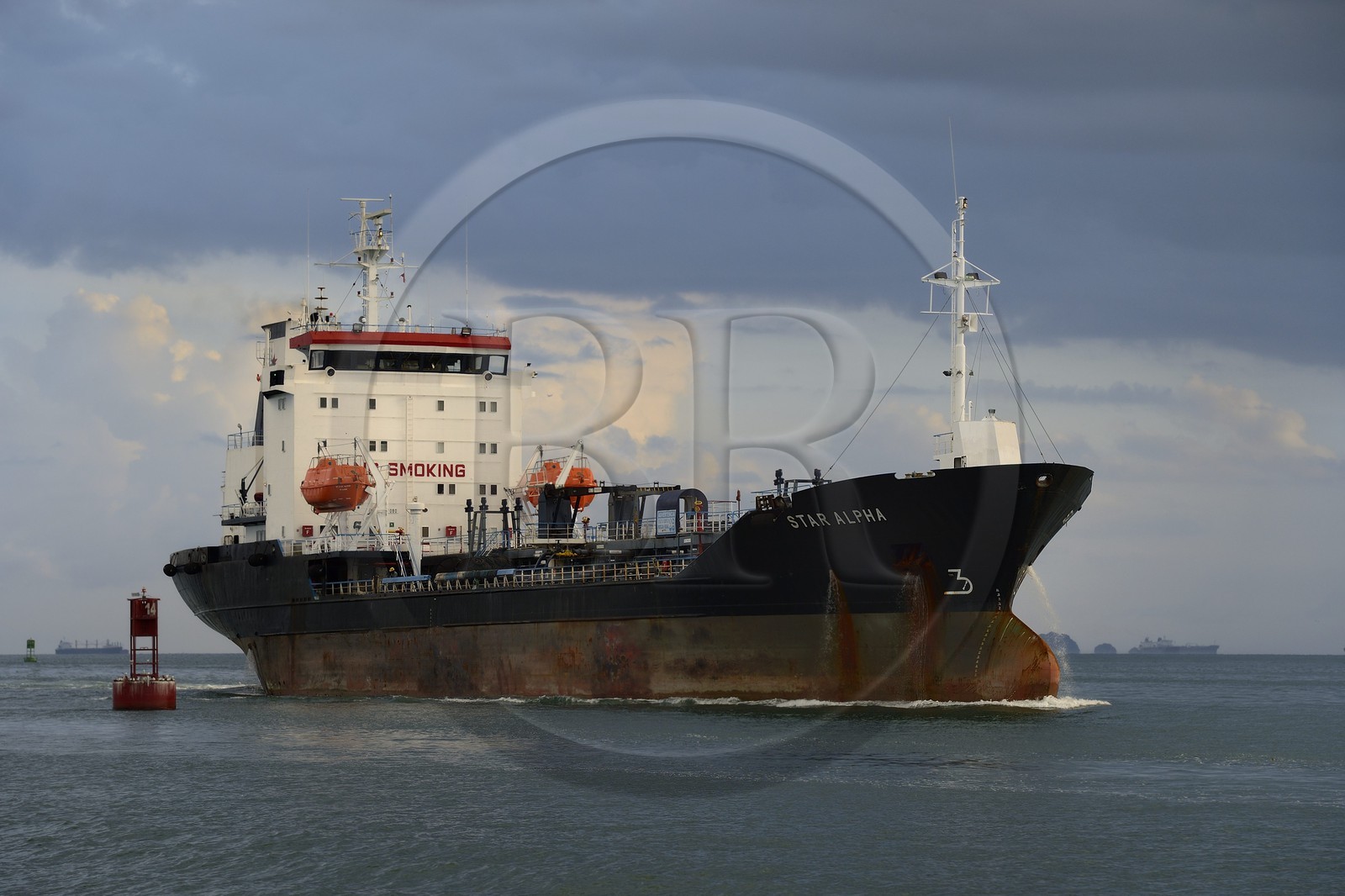 Panama, Panama City, cargo Panamax dans le chenal d'accés au Canal de Panama coté Océan Pacifique