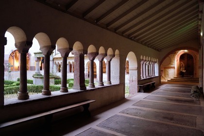 France, Bas-Rhin (67), Strasbourg, vieille ville classée au Patrimoine Mondial de l'UNESCO, église protestante Saint-Pierre-le-Jeune, le cloitre roman du XIème et XIVème siècle