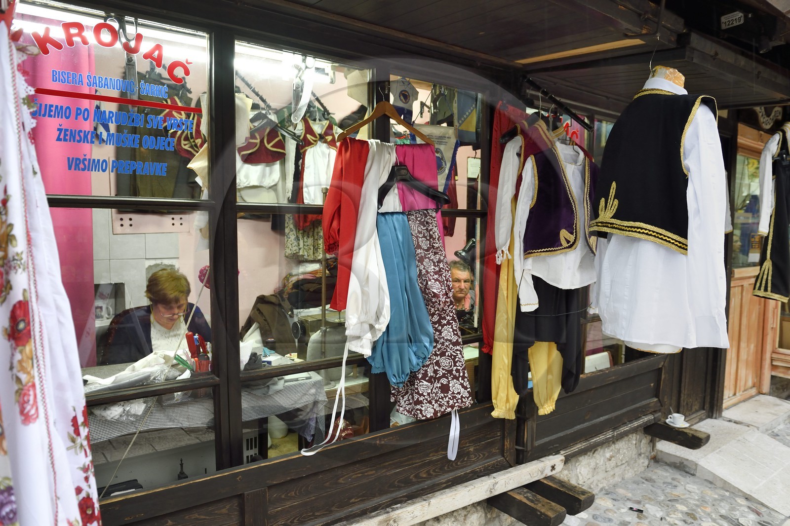 Bosnie-Herzégovine, Sarajevo, quartier de Bascarsija dans la vieille ville, couturier et fabricant de costumes traditionnels