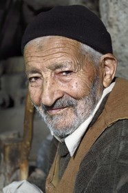 Iran, Province d'Ispahan, désert du Dasht-e Kavir, ville de Nain ou Na'in, Sayed Ali Mostapha, tisseur de laine de chameau de 85 ans dans son atelier souterrain à Mohammadiyeh