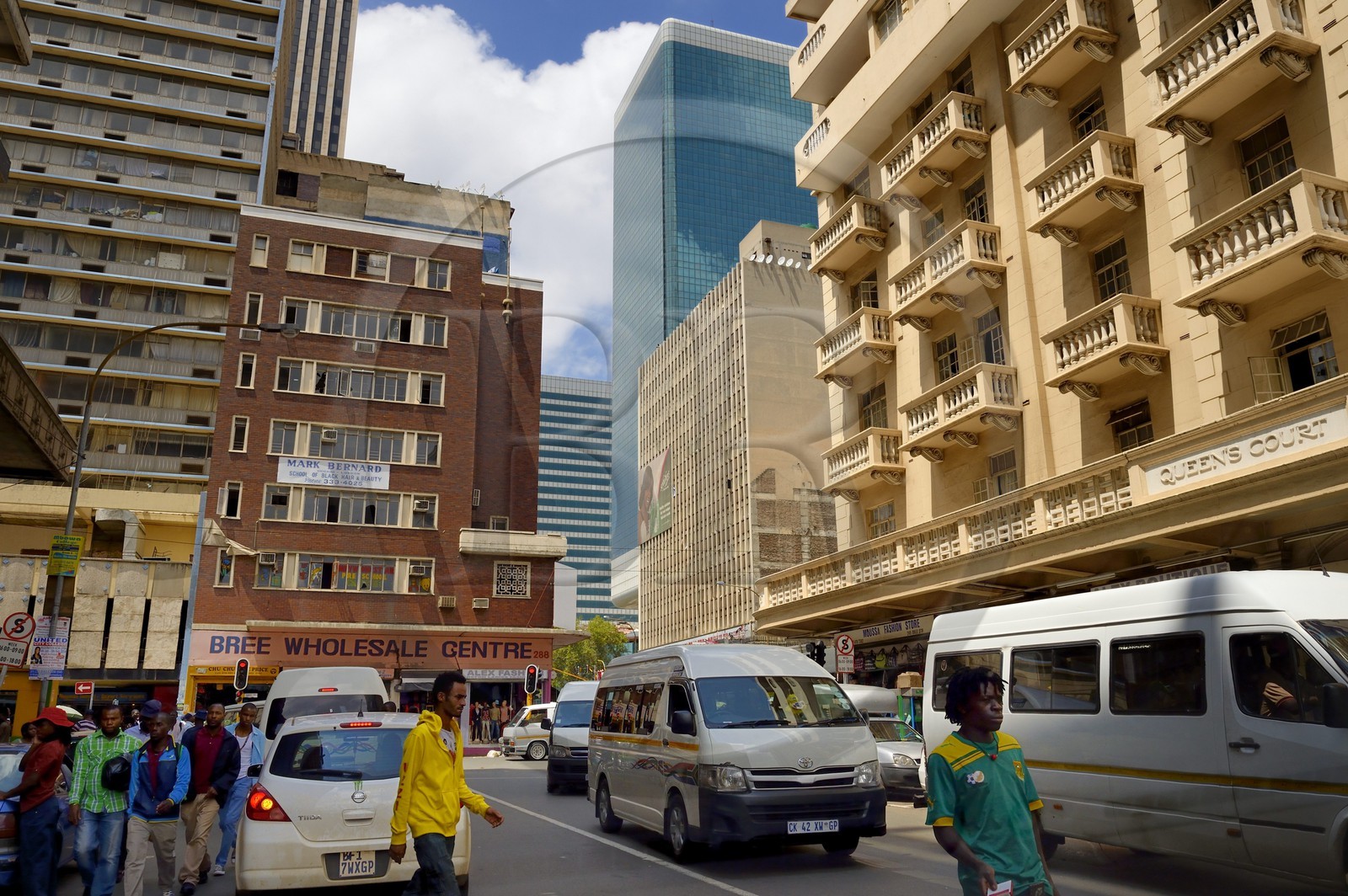 Afrique du Sud, province de Gauteng, Johannesburg, CBD (Central Business District), de nombreux taxi (mini bus) se croisent dans Klein street