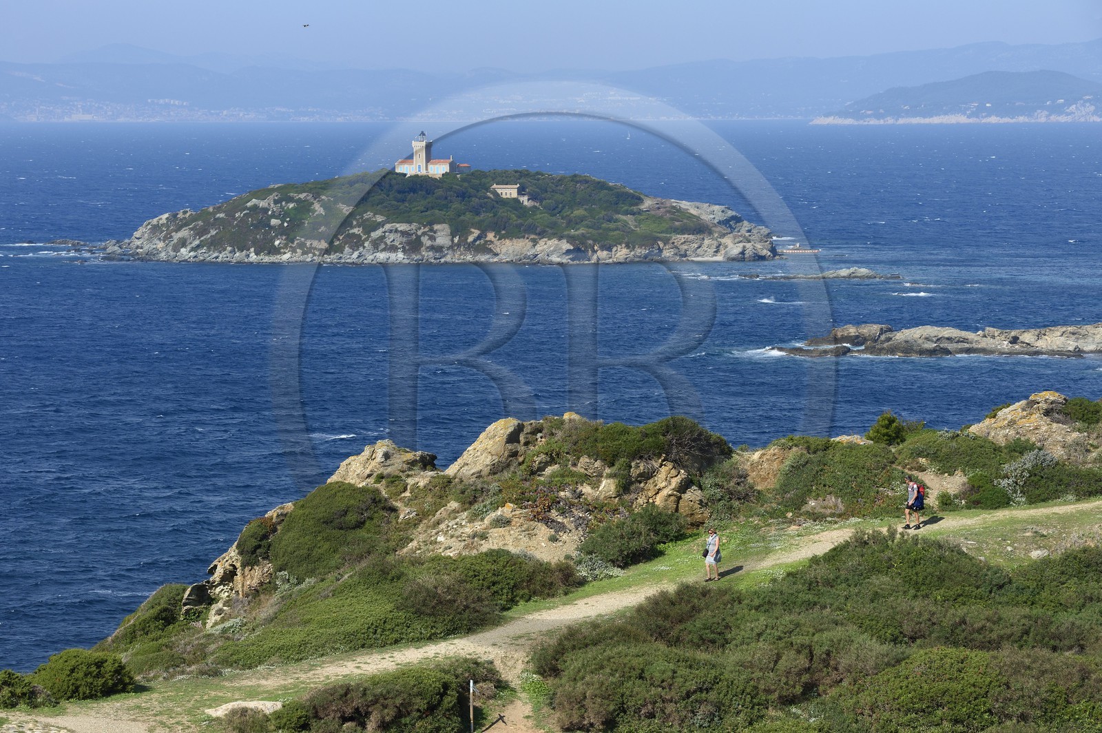 France, Var (83), Ile des Embiez, la Pointe du Coucoussa, en arrière plan le phare de l'Ile du Grand Rouveau et le continent