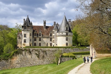 France, Dordogne, Périgord Vert, Villars, cyclists traveling along the Flow Vélo cycle route in front of Renaissance style Puyguilhem castle