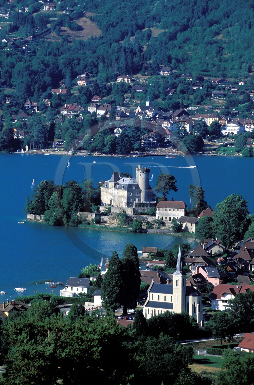 France, Haute-Savoie (74), Duingt, le village et le château depuis les hauteurs du lac d'Annecy