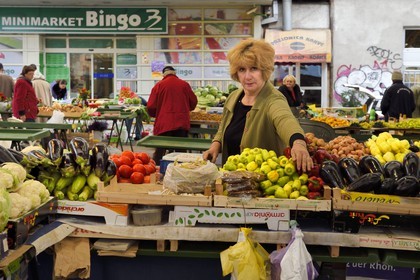Bosnie-Herzégovine, Sarajevo, vendeuse de légumes sur le marché de Markala