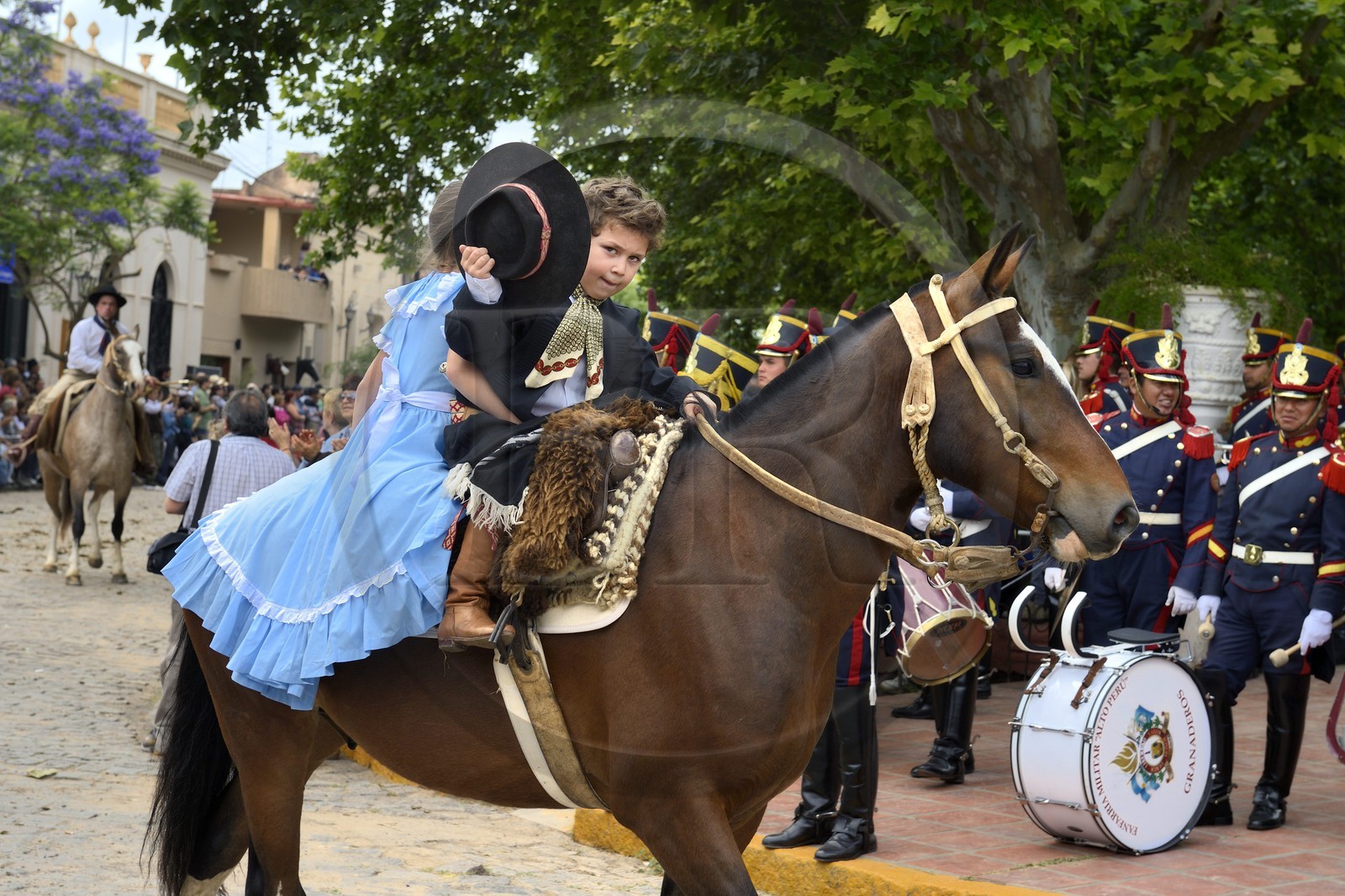 Argentine, province de Buenos Aires, San Antonio de Areco, fête du Jour de la Tradition (Dia de la Tradicion), très jeunes gauchos à cheval défilant en habit traditionnel