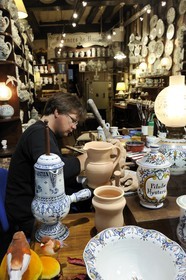 France, Seine-Maritime (76), Rouen, le fabriquant Les Faïences Saint Romain dans la rue Saint-Romain, Christophe peint les faiences à la main