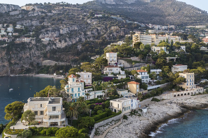 France, Alpes-Maritimes (06), Cap d'Ail, villas de luxe vers le Cap Mala (vue aérienne)