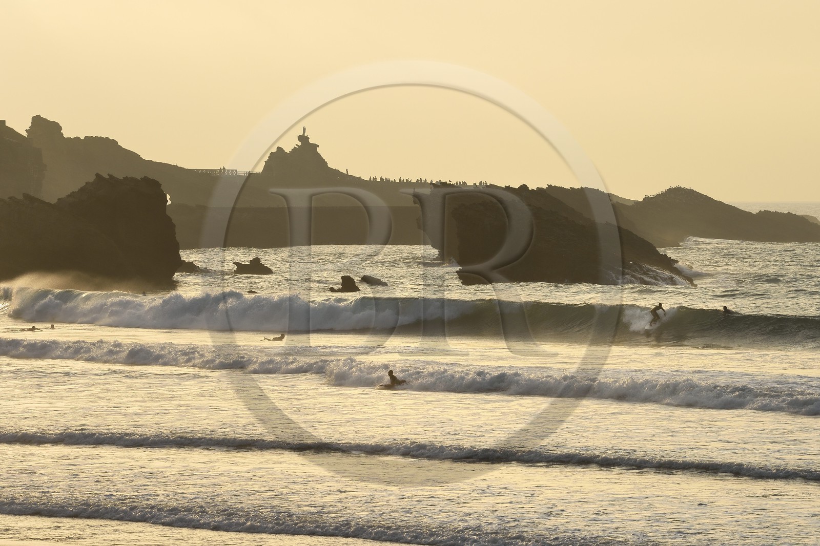 France, Pyrénées-Atlantiques (64), Pays-Basque, Biarritz, surfer à la Grande Plage et le Rocher de la Vierge en arrière plan