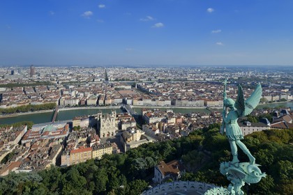 France, Rhône (69), Lyon, site historique classé Patrimoine Mondial de l'UNESCO, Vieux Lyon, la statue de Saint Michel Archange terrassant le dragon sculptée par Millefaut sur l'abside de la Basilique Notre Dame de Fourvière en premier plan, la cathédrale (primatiale) Saint Jean et le quartier de la Presqu'Ile en arrière plan