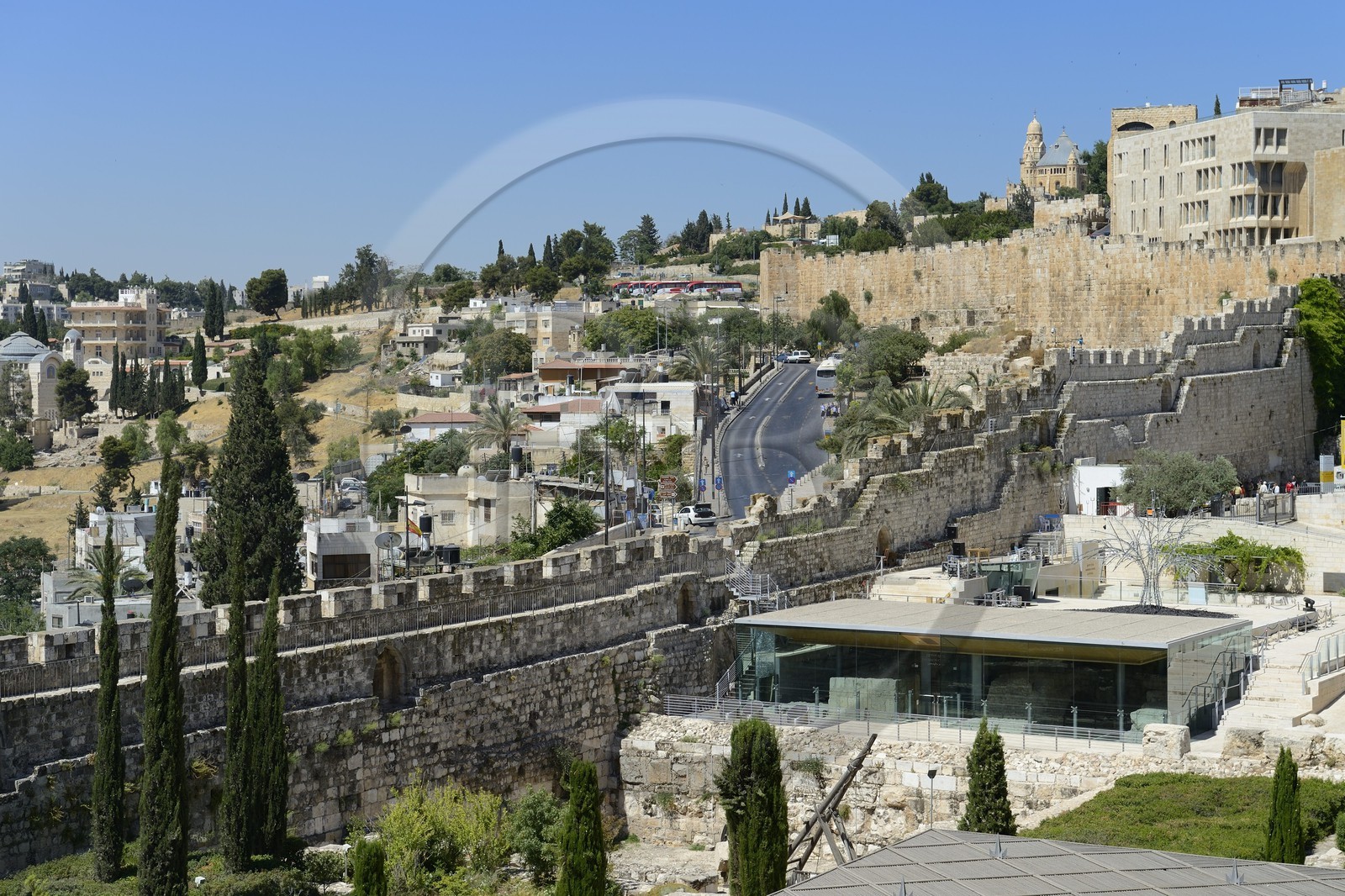 Israel, Jérusalem, ville sainte, vieille-ville classée Patrimoine Mondial de l'UNESCO, Centre Davidson en bas à droite, les remparts datant du temps de Soliman le Magnifique à la hauteur de la Porte des Immondices et l'église de la Dormition en arrière plan