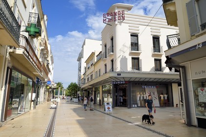 France, Allier (03), Vichy, immeuble art Déco rue de l'Hotel des Postes, piétonne et commercante