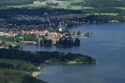 Suède, comté de Södermanland, Mariefred, château de Gripsholm au bord du lac Mälaren (vue aérienne)