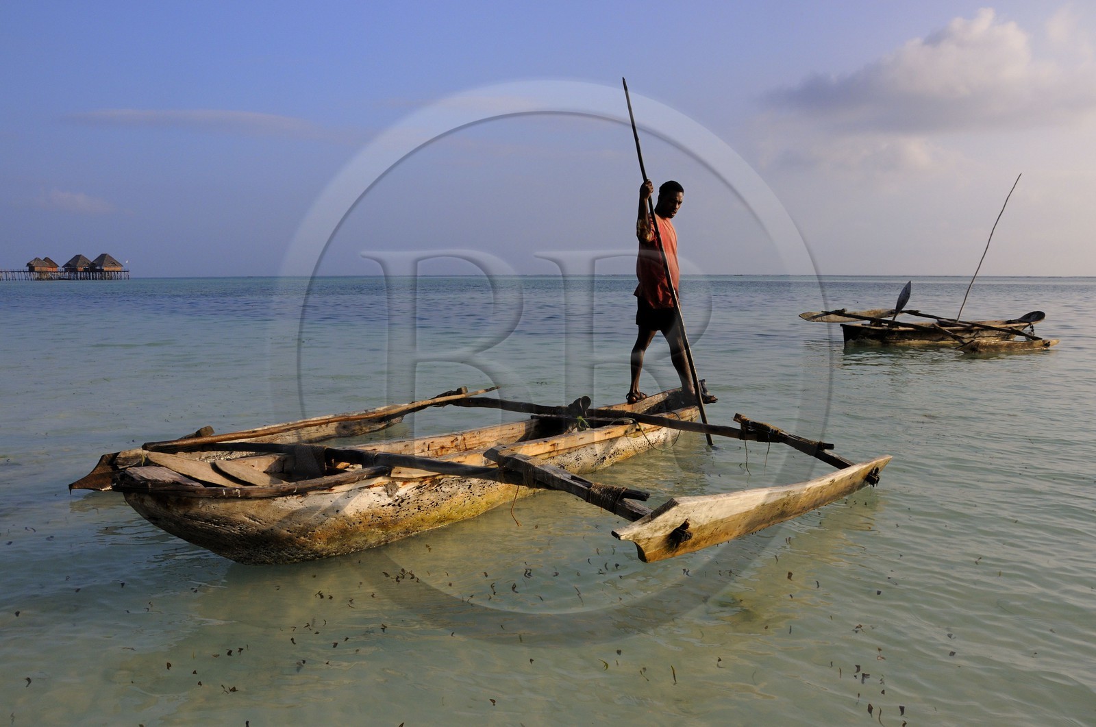 Tanzanie, archipel de Zanzibar, île de Unguja (Zanzibar), côte Sud-Est, Bwejuu, pêcheur sur un dhow (boutre traditionnel)