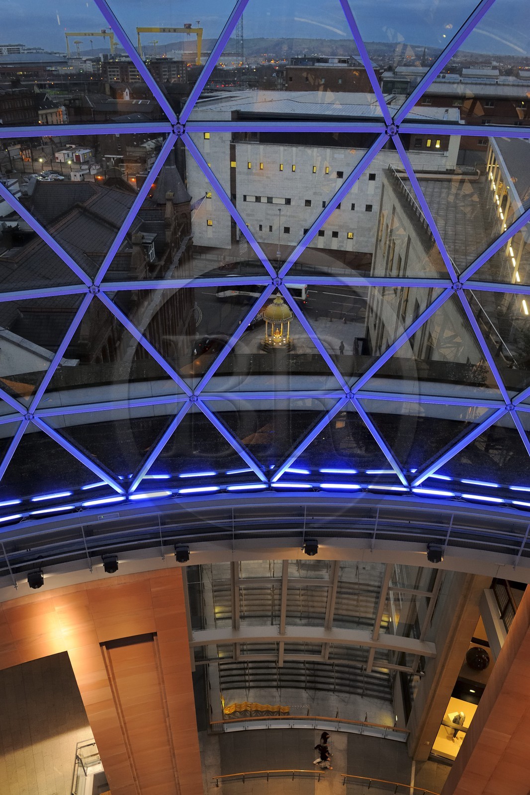 Royaume-Uni, Irlande du Nord, Belfast, le dôme en verre de 35m de diamètre du centre commercial de Victoria Square