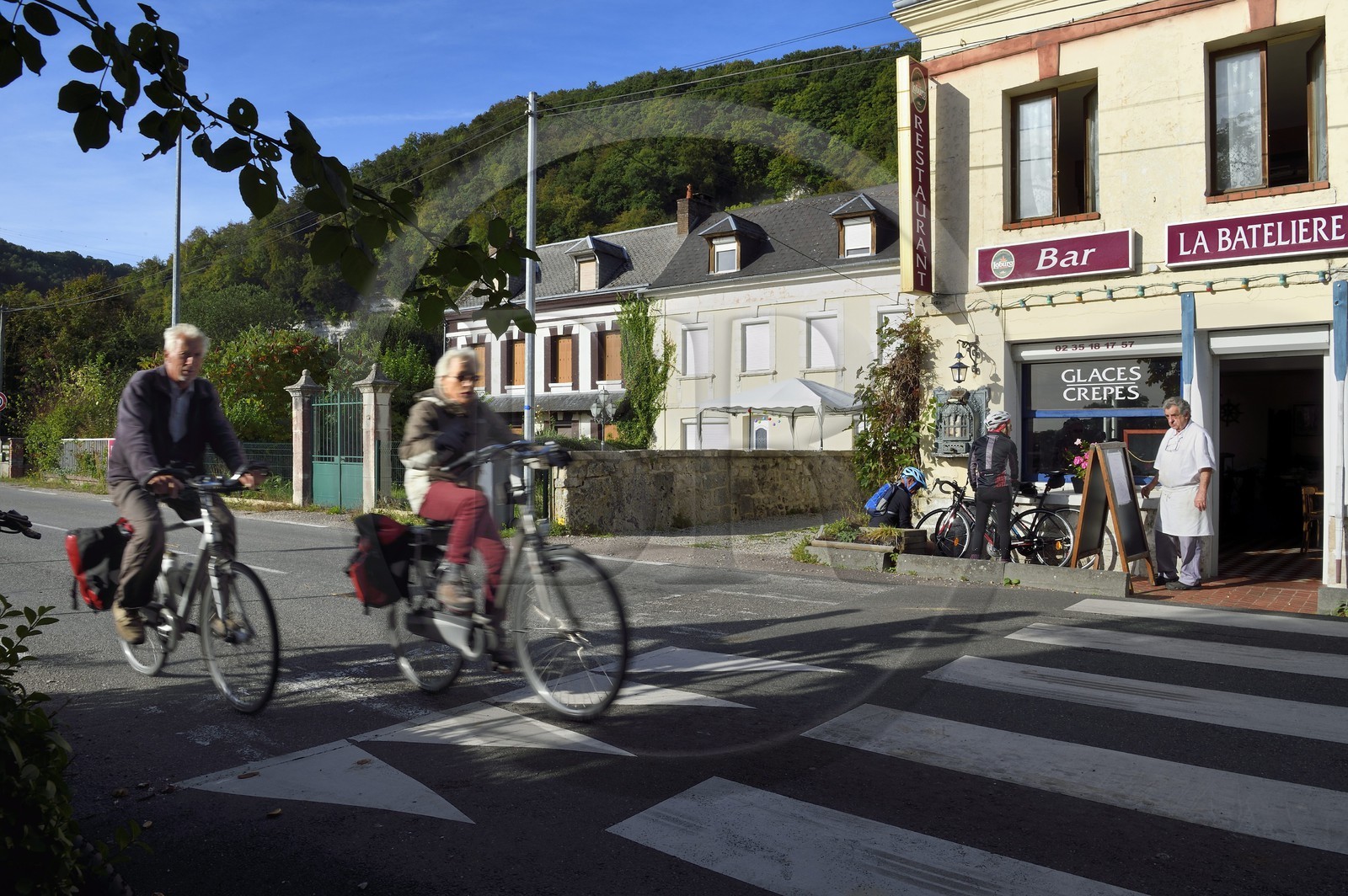 France, Eure (27), le village de Bas-Caumont dans les boucles de la Seine, cyclistes passant devant le Bar-Restaurant La Batelière de Brigitte et Raymond Godebout sur la veloroute du Val de Seine