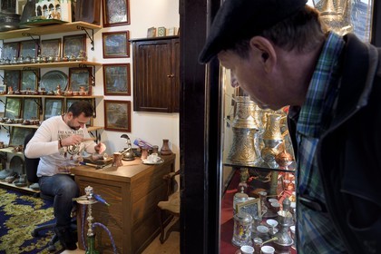 Bosnie-Herzégovine, Sarajevo, quartier de Bascarsija dans la vieille ville, Bascauseyic artisan fabricant d’objets en cuivre dans la rue Kazandziluk