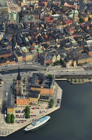 Suède, Stockholm, ile de Gamla Stan (vieille ville), île des Chevaliers (Riddarholmen) et l'église de Riddarholmen (Riddarholmskyrkan) au premier plan (vue aérienne)  Sweden, Stockholm, Gamla Stan island (old town), island of Riddarholmen and Riddarholmen church (Riddarholmskyrkan) in the foreground (aerial view)