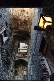 France, Alpes-Maritimes, Roya Valley (Nice hinterland), at the foot of the Mercantour National Park, Saorge, arcs of reinforcement between two houses and balcony