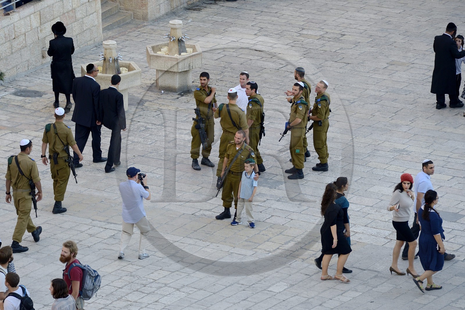 Israel, Jérusalem, ville sainte, vieille-ville classée Patrimoine Mondial de l'UNESCO, juifs ortodoxes et soldats au pied de l'esplanade du Temple ou esplanade des Mosquées