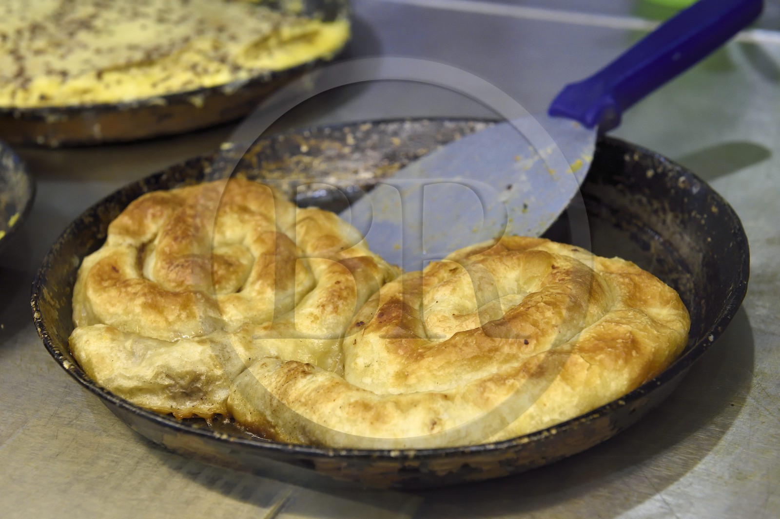 Bosnie-Herzégovine, Sarajevo, quartier de Bascarsija dans la vieille ville, Buregdzinica Oklagija dans la rue Bravadziluk, restaurant de burek et pita, patisseries salées originaire d'Asie centrale très populaires dans les anciens pays de l'Empire ottoman, burek