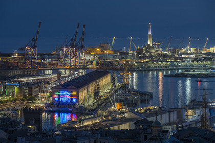 Italie, Ligurie, Gênes, le Porto Antico (Vieux Port) vu depuis le Belvédère du Castelletto, le port de commerce en arrière plan dominé par le phare de la Lanterna