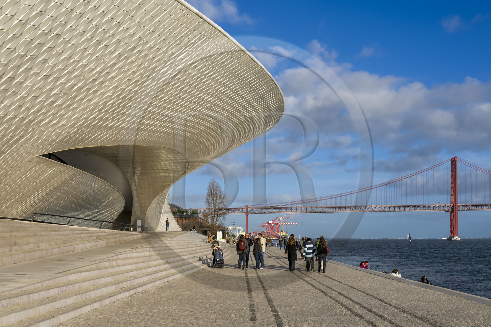 Portugal, Lisbonne, quartier de Belem, MAAT (Musée d'Art, Architecture et Technologie ou Museu de Arte, Arquitetura e Tecnologia) sur les bords du Tage, inauguré en 2016 et conçu par l'architecte britannique Amanda Levete, le pont Ponte 25 de Abril en arrière plan