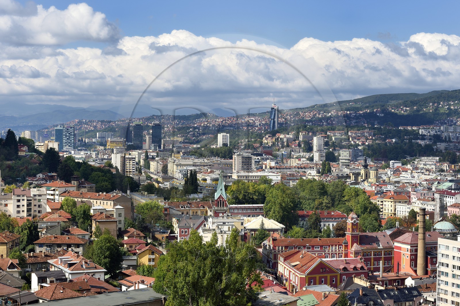 Bosnie-Herzégovine, Sarajevo, la Brasserie Sarajevska en premier plan à droite