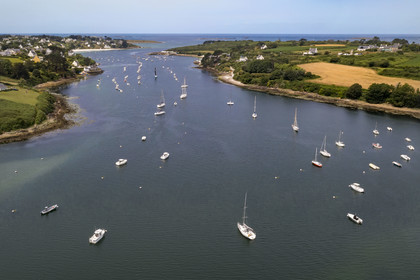 France, Finistère (29), Pays des Abers, bateaux au mouillage dans l'estuaire de l'Aber Benoit entre Saint-Pabu à gauche et Landeda à droite (vue aérienne)