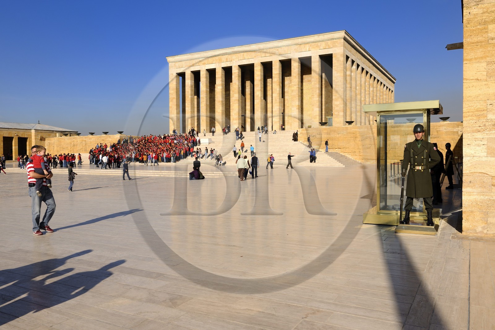 Turquie, Anatolie centrale, Ankara, soldat montant la garde devant le mausolée d'Atatürk et une délégation des supporters du club de football du Galatasaray
