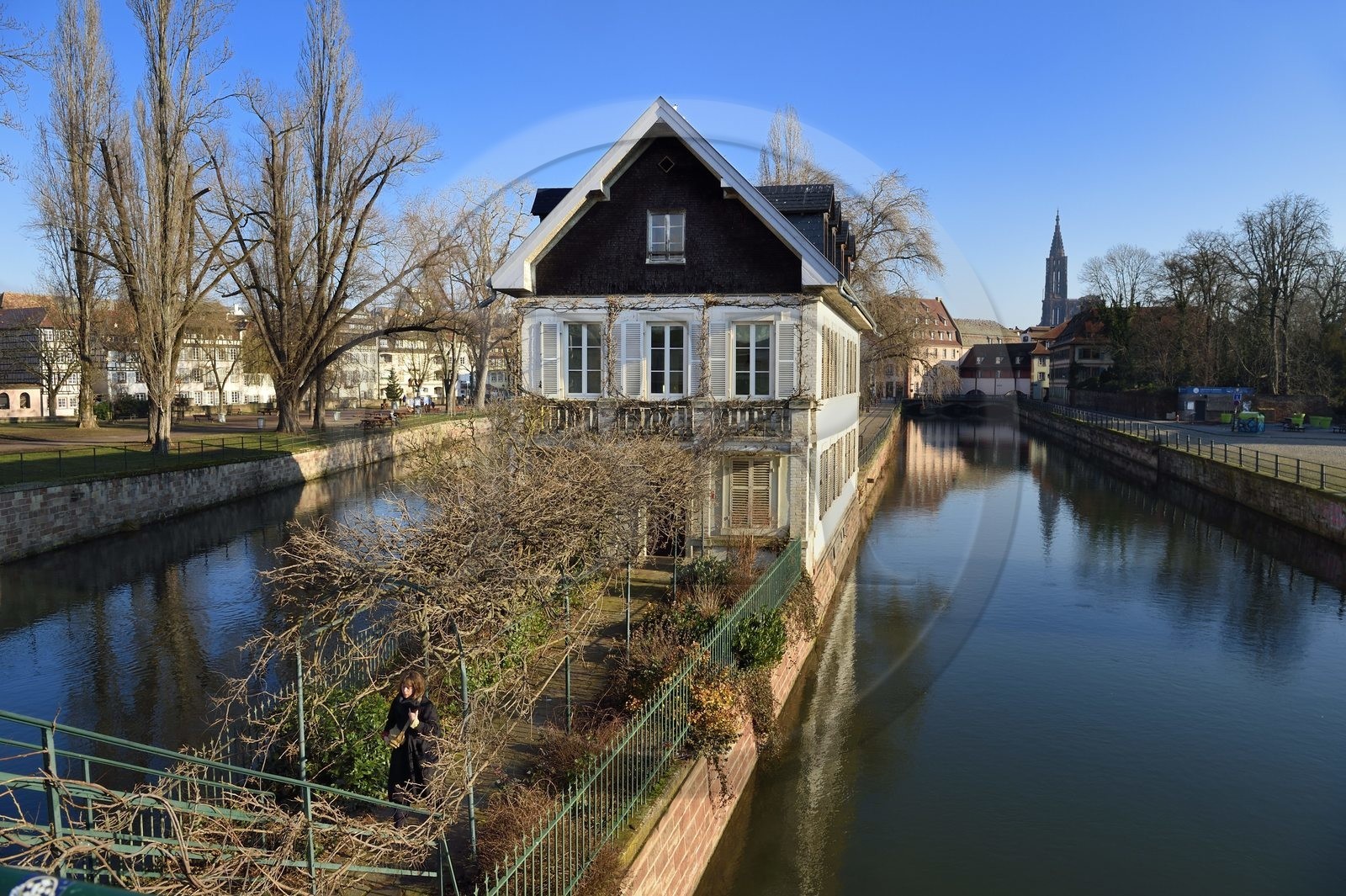 France, Bas-Rhin (67), Strasbourg, vieille ville classée au Patrimoine Mondial de l'UNESCO, quartier de la Petite France, angle Ponts Couverts et quai du Woerthel le long d'un des bras de la rivière l'Ill et la Cathédrale en arrière plan