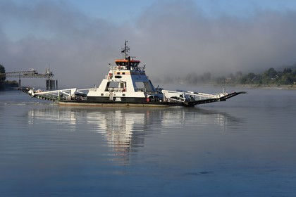 France, Seine-Maritime (76), Pays de Caux, Parc naturel régional des Boucles de la Seine normande, Duclair, traversée du bac auto sur la Seine dans la brume du petit matin