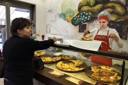Bosnie-Herzégovine, Sarajevo, quartier de Bascarsija dans la vieille ville, Buregdzinica Oklagija dans la rue Bravadziluk, restaurant de burek et pita, patisseries salées originaire d'Asie centrale très populaires dans les anciens pays de l'Empire ottoman