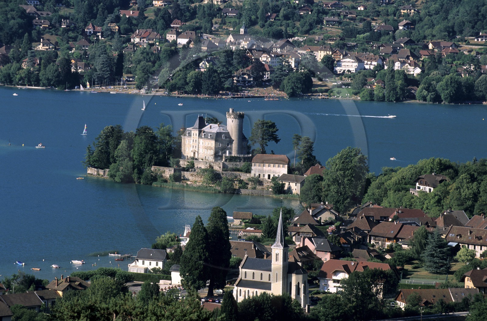 France, Haute-Savoie (74), château et village de Duingt depuis les hauteurs du Lac d'Annecy