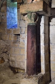 France, Dordogne (24), Brantôme, l'abbaye bénédictine Saint-Pierre de Brantôme, fondations du clocher de l'église abbatiale (XIe siècle), certainement le plus ancien campanile de France, colonne en marbre rouge provenant d'un lieu de culte gallo-romain présent avant la construction de l'abbaye