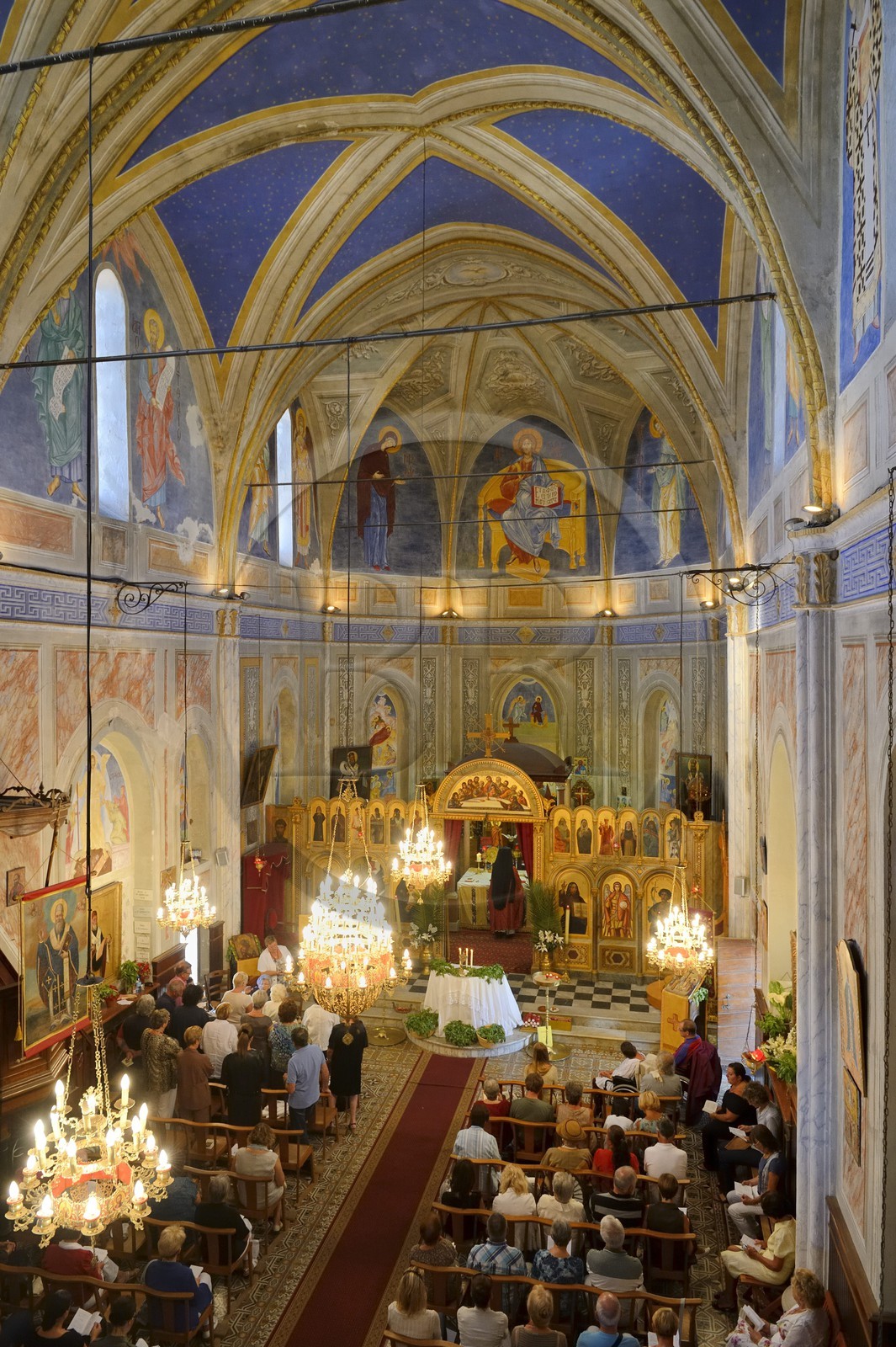 France, Corse-du-Sud (2A), Cargèse, église Saint Spyridon grecque catholique de rite oriental, messe de la fête du basilic (exaltation de la Sainte-Croix) par l’archimandrite Athanase