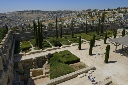 Israel, Jérusalem, ville sainte, vieille-ville classée Patrimoine Mondial de l'UNESCO, Centre Davidson, les remparts datant du temps de Soliman le Magnifique à la hauteur de la Porte des Immondices