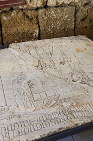 Israel, district Nord, Galilée, Acre (Akko), vieille ville, classée Patrimoine Mondial de l'UNESCO, la citadelle des Hospitalliers, pierre tombale de Croisé (1290)