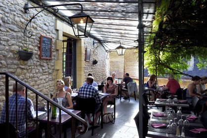 France, Dordogne (24), Périgord Noir, vallée de la Dordogne, Limeuil, labellisé Les Plus Beaux Villages de France, restaurant Au Bon Accueil