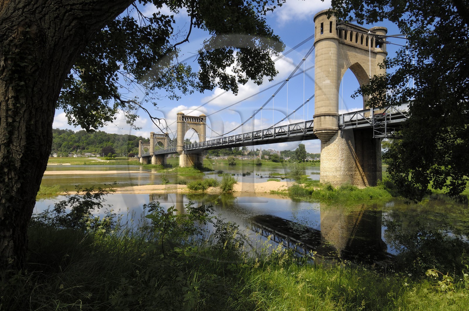 France, Indre et Loire (37), Vallée de la Loire classée Patrimoine Mondial de l' UNESCO, Langeais, le pont suspendu sur la Loire