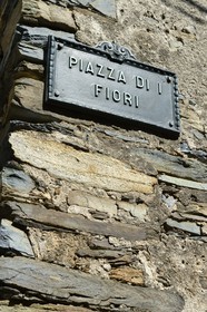 France, Haute-Corse (2B), région de la Casinca en Castagniccia, village de Penta di Casinca, plaque de rue sur une maison de schiste